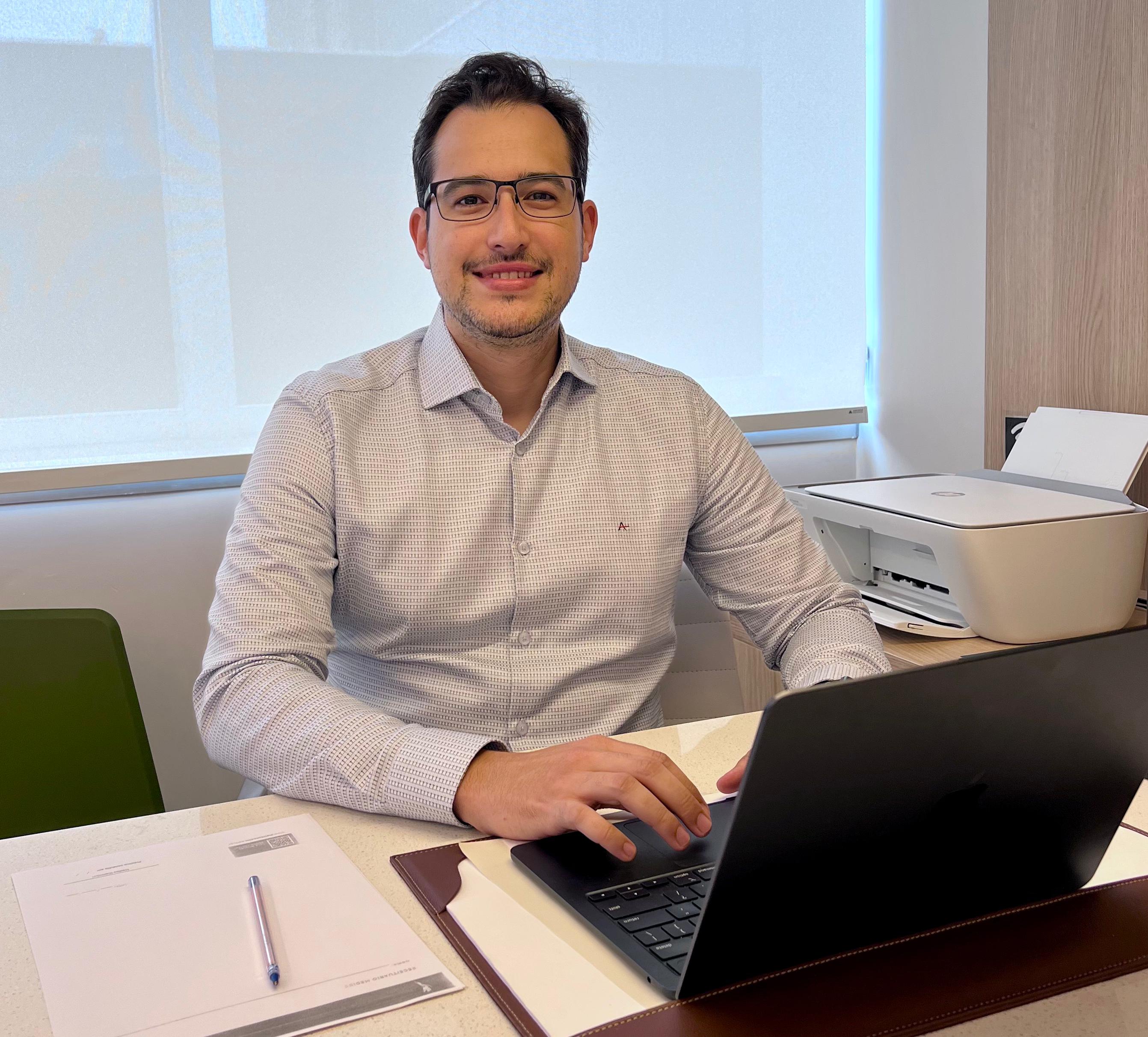 Dr. Denner Cerqueira, médico com atendimento em saúde mental em Ouro Branco/MG